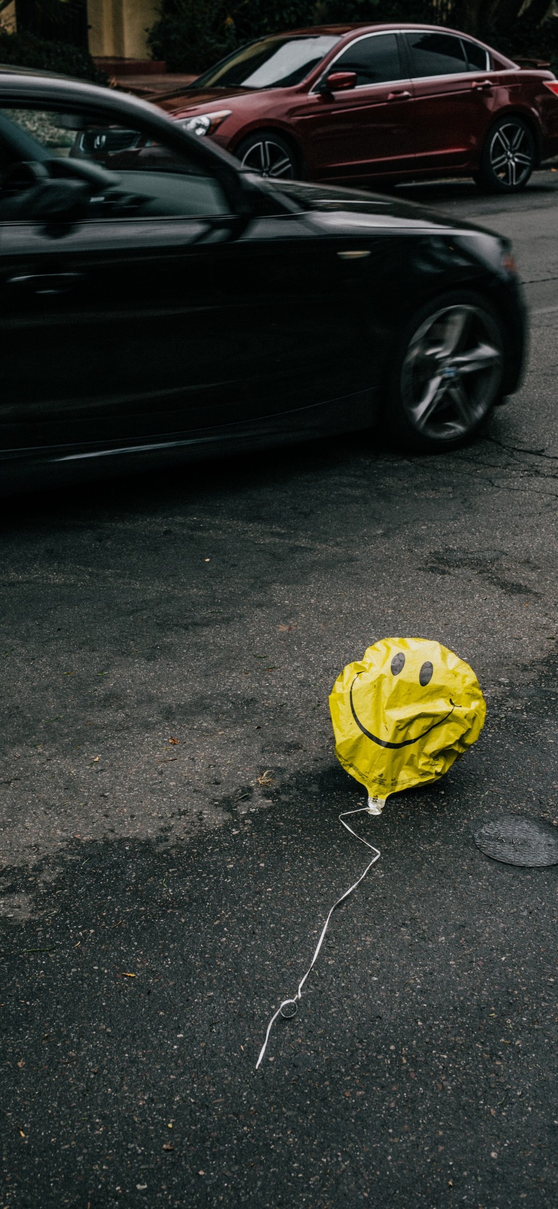 Globo Amarillo en la Carretera de Asfalto Gris. Wallpaper in 1125x2436 Resolution