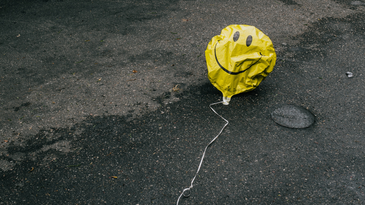 Globo Amarillo en la Carretera de Asfalto Gris. Wallpaper in 1280x720 Resolution