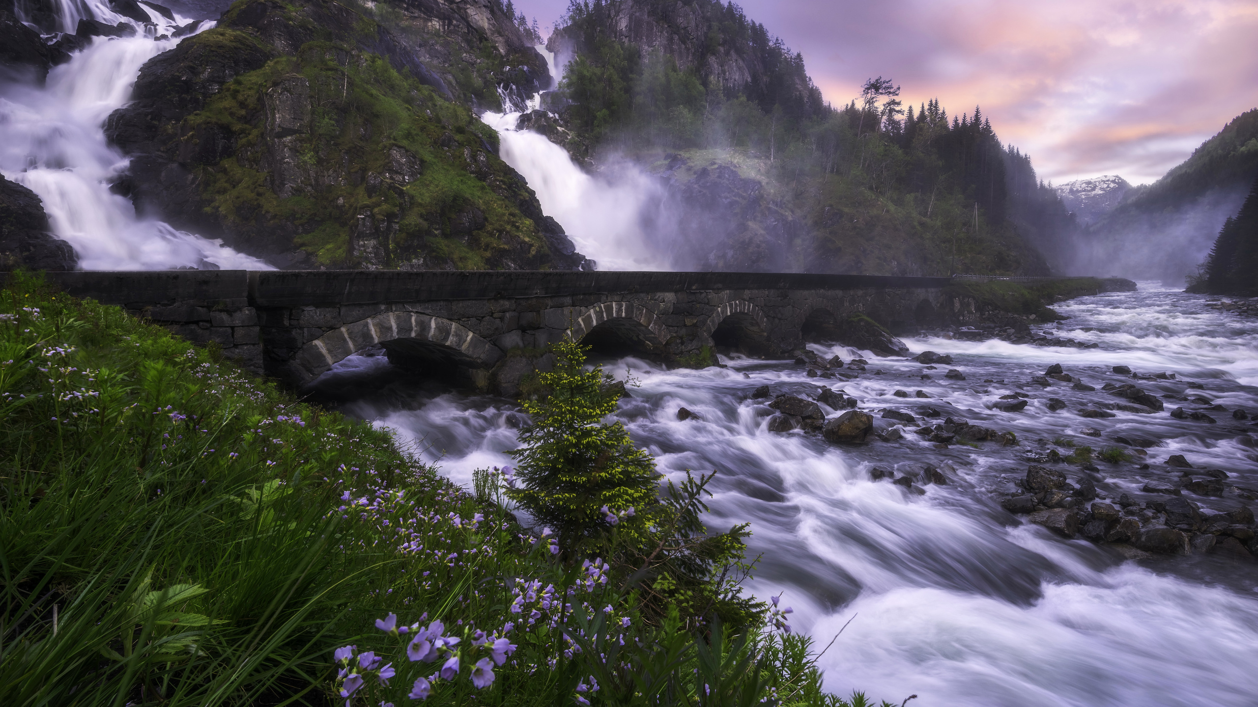 Pont en Béton Gris Au-dessus de la Rivière. Wallpaper in 2560x1440 Resolution