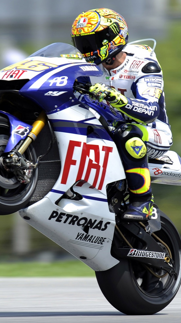 Mann im Weißen Und Roten Motorradanzug, Der Auf Dem Motorrad Fährt. Wallpaper in 720x1280 Resolution