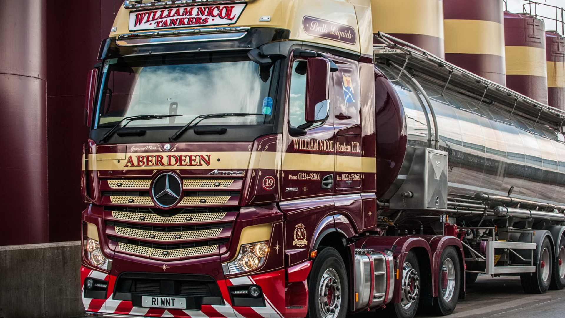 Camion Jaune et Rouge Sur Route Pendant la Journée. Wallpaper in 1920x1080 Resolution