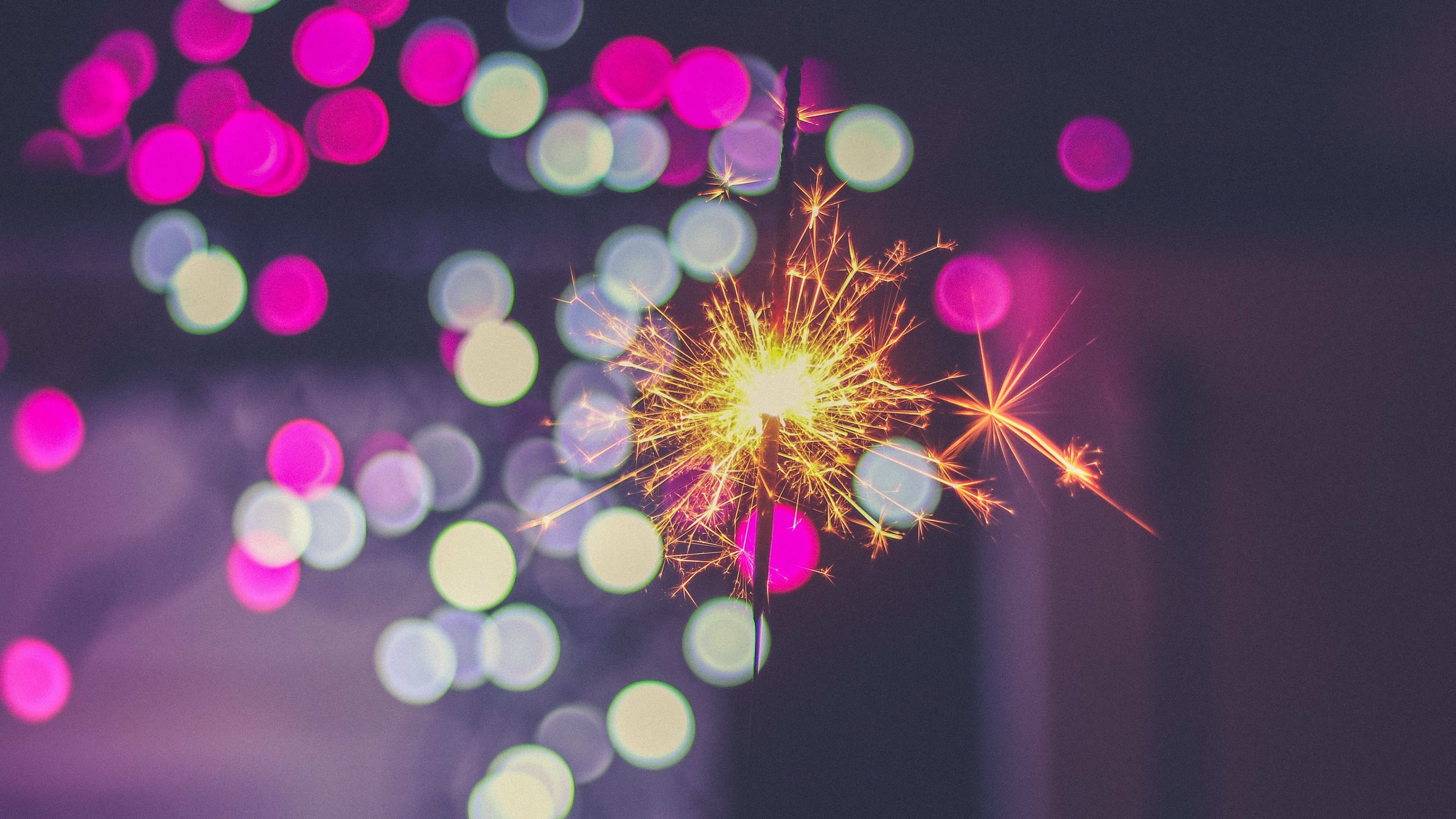 Feux D'artifice Jaunes et Verts Dans le Ciel. Wallpaper in 3840x2160 Resolution