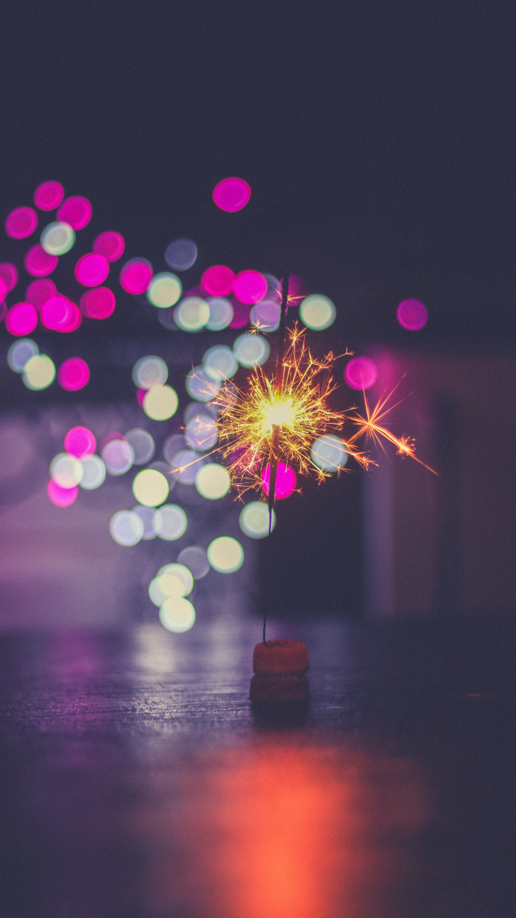 Feux D'artifice Jaunes et Verts Dans le Ciel. Wallpaper in 750x1334 Resolution