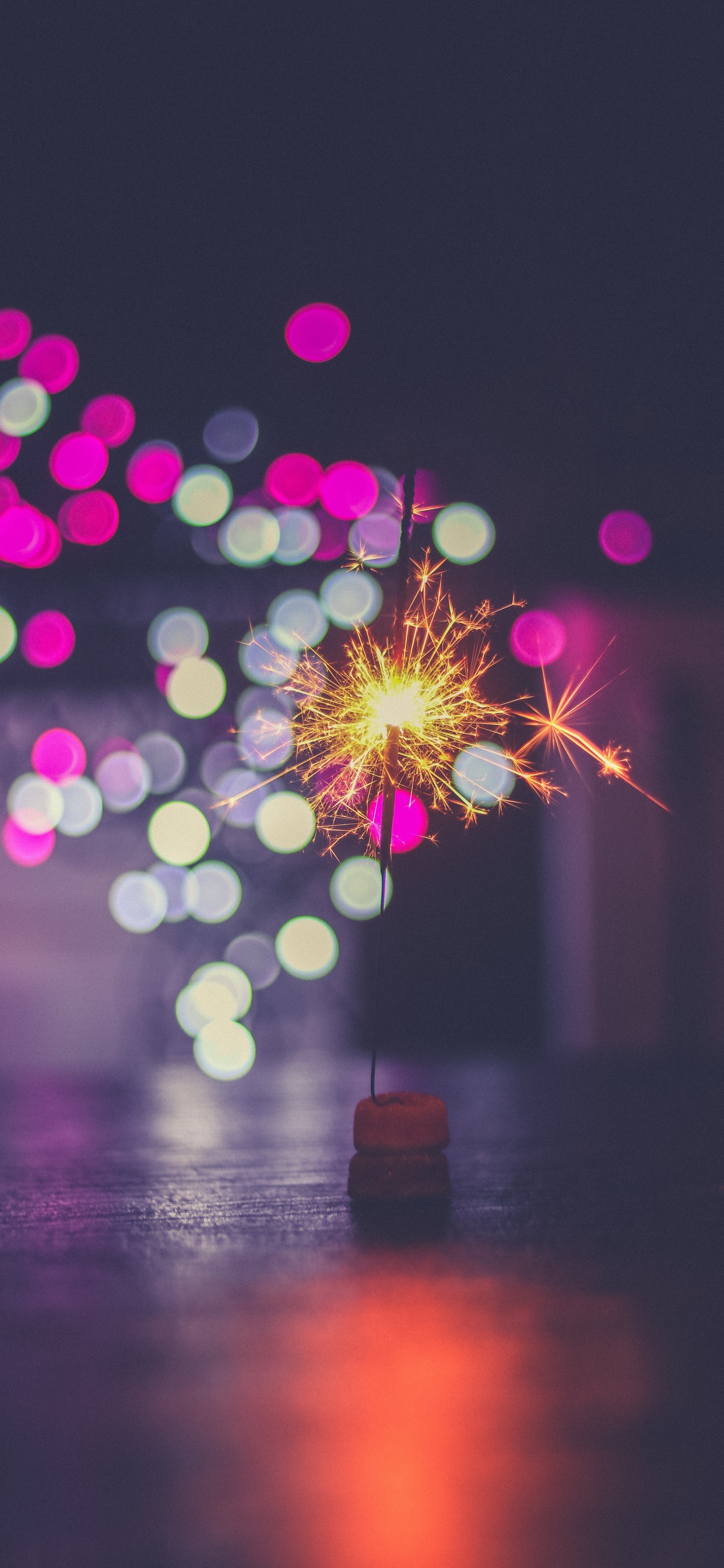 Gelbes Und Grünes Feuerwerk am Himmel. Wallpaper in 1242x2688 Resolution