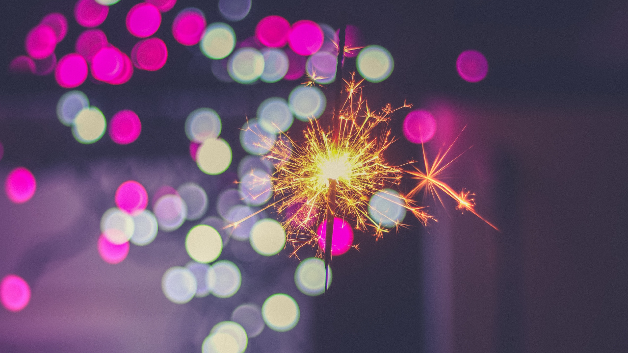 Gelbes Und Grünes Feuerwerk am Himmel. Wallpaper in 1280x720 Resolution