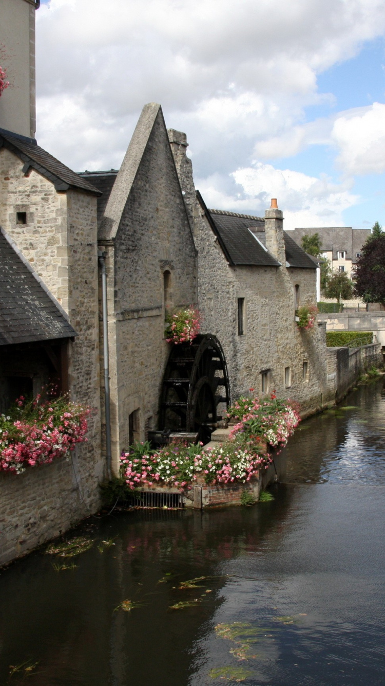 Gray Concrete House Beside River During Daytime. Wallpaper in 750x1334 Resolution