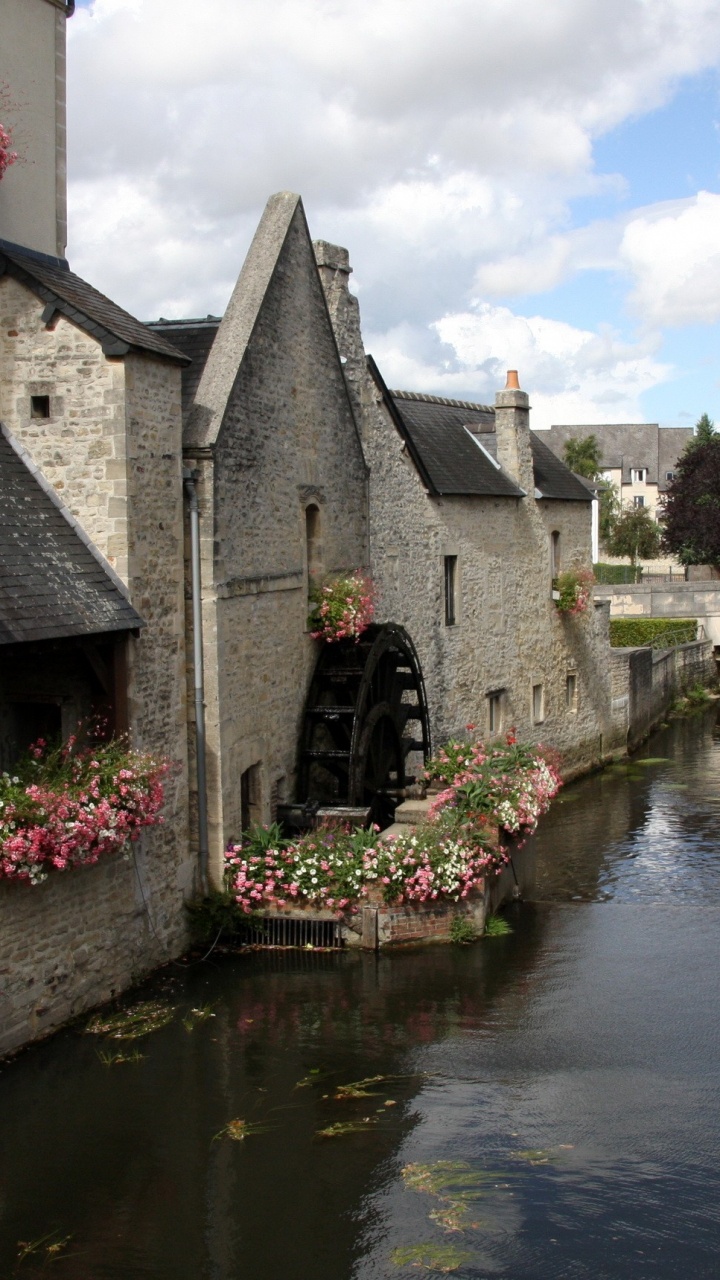 Casa de Hormigón Gris Junto al Río Durante el Día. Wallpaper in 720x1280 Resolution