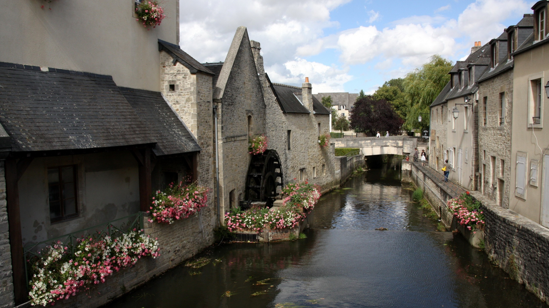 Graues Betonhaus am Fluss Tagsüber. Wallpaper in 1920x1080 Resolution