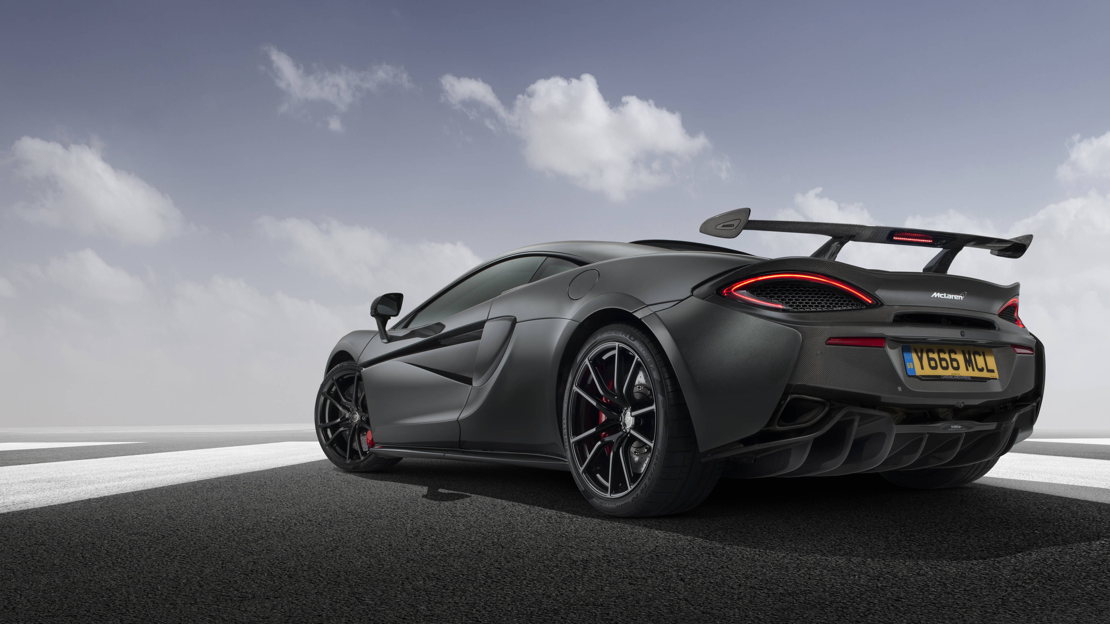 Porsche 911 Negro en la Carretera Bajo un Cielo Azul Durante el Día. Wallpaper in 3840x2160 Resolution