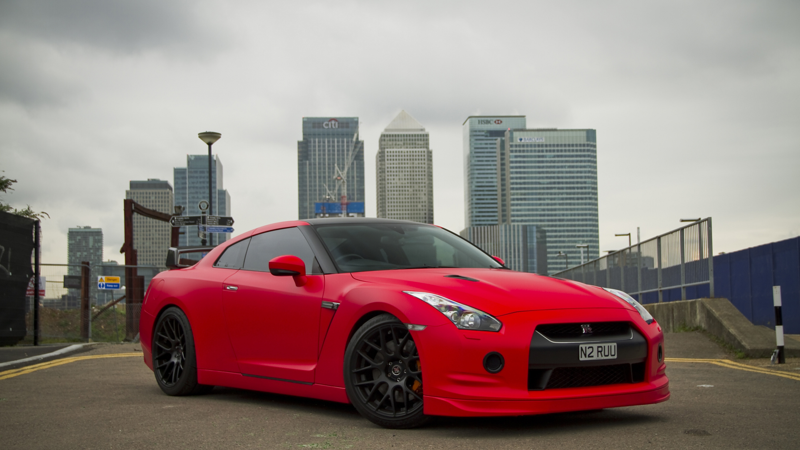 Coupé Bmw m 3 Rouge Garé Sur la Chaussée en Béton Gris. Wallpaper in 2560x1440 Resolution