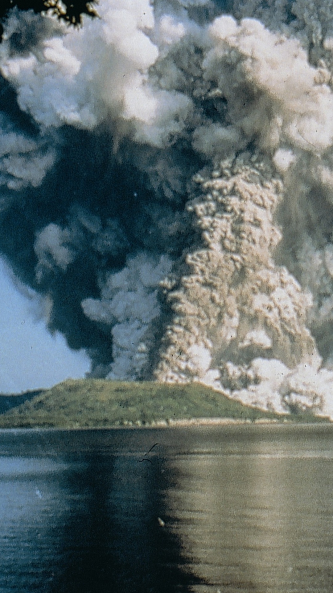 Nubes Blancas Sobre Lago y Montaña. Wallpaper in 1080x1920 Resolution