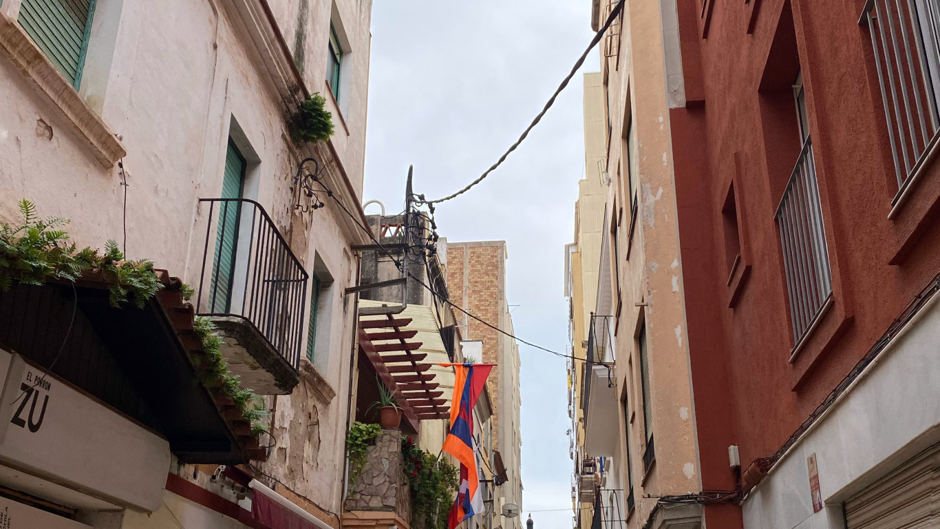 Callejuela, Carretera, Ciudad, Ventana, Barrio. Wallpaper in 1366x768 Resolution