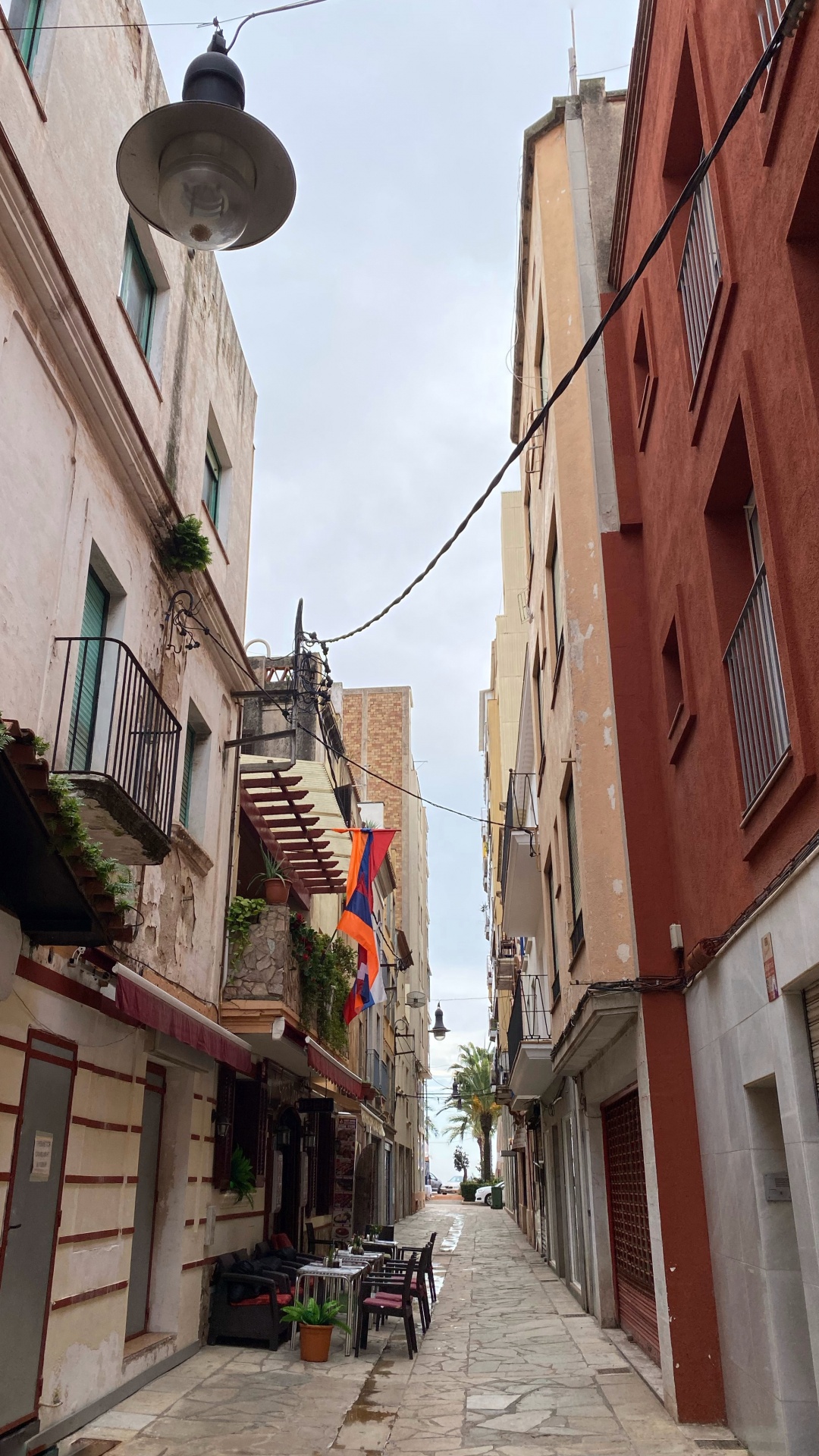 Gasse, Road, Stadt, Fenster, Nachbarschaft. Wallpaper in 1080x1920 Resolution