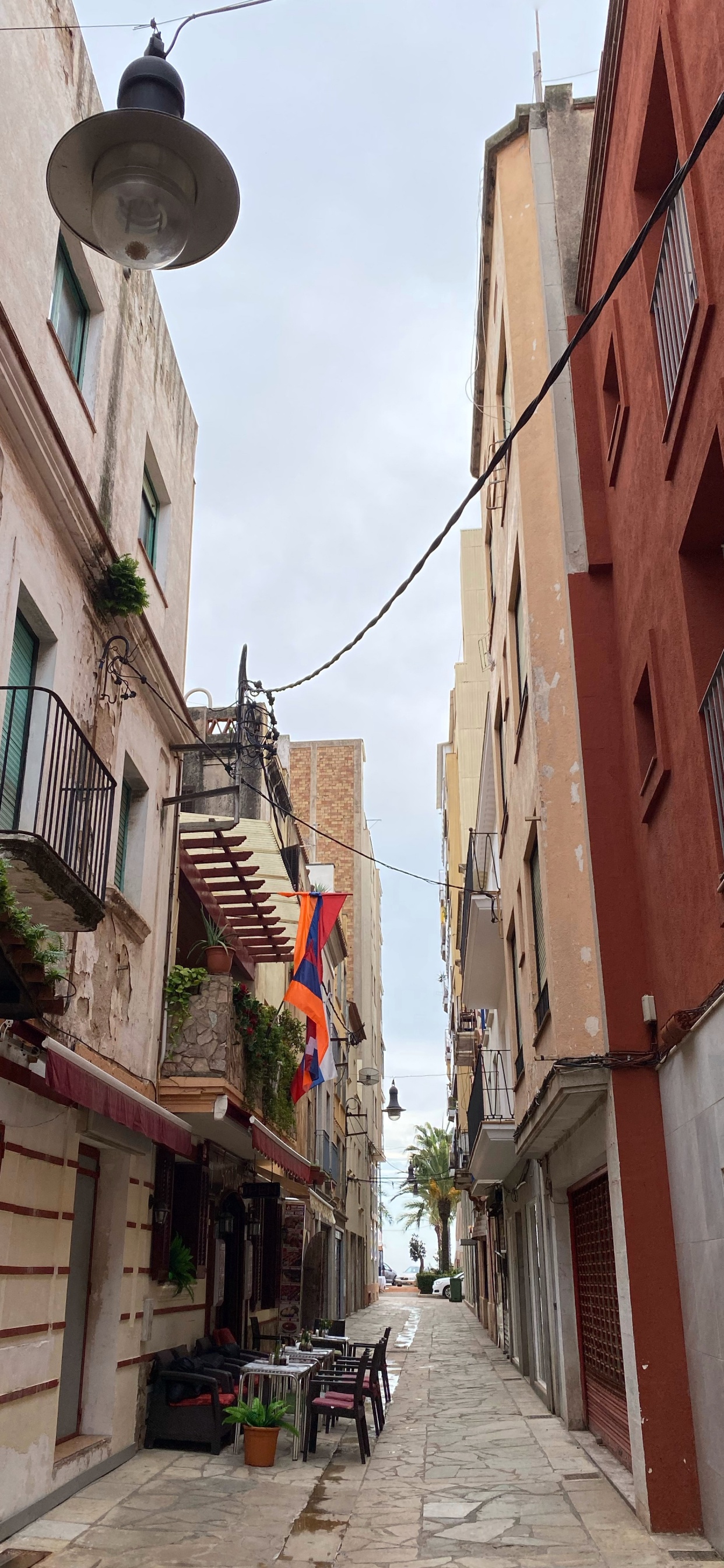 Gasse, Road, Stadt, Fenster, Nachbarschaft. Wallpaper in 1242x2688 Resolution