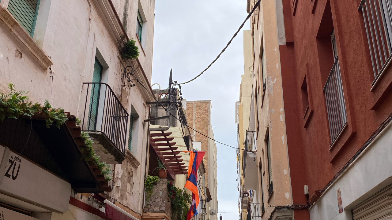 Gasse, Road, Stadt, Fenster, Nachbarschaft. Wallpaper in 1280x720 Resolution