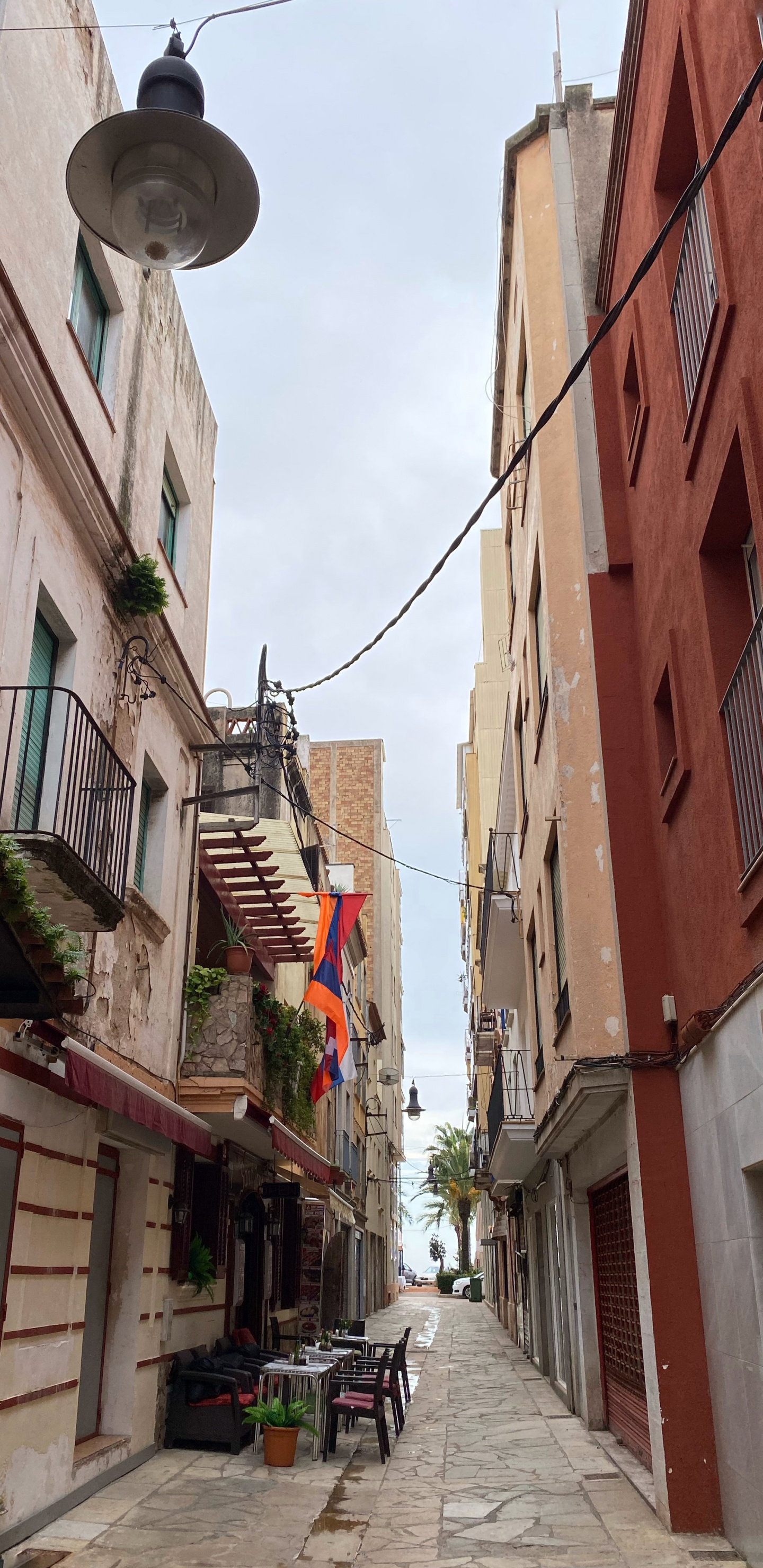 Gasse, Road, Stadt, Fenster, Nachbarschaft. Wallpaper in 1440x2960 Resolution