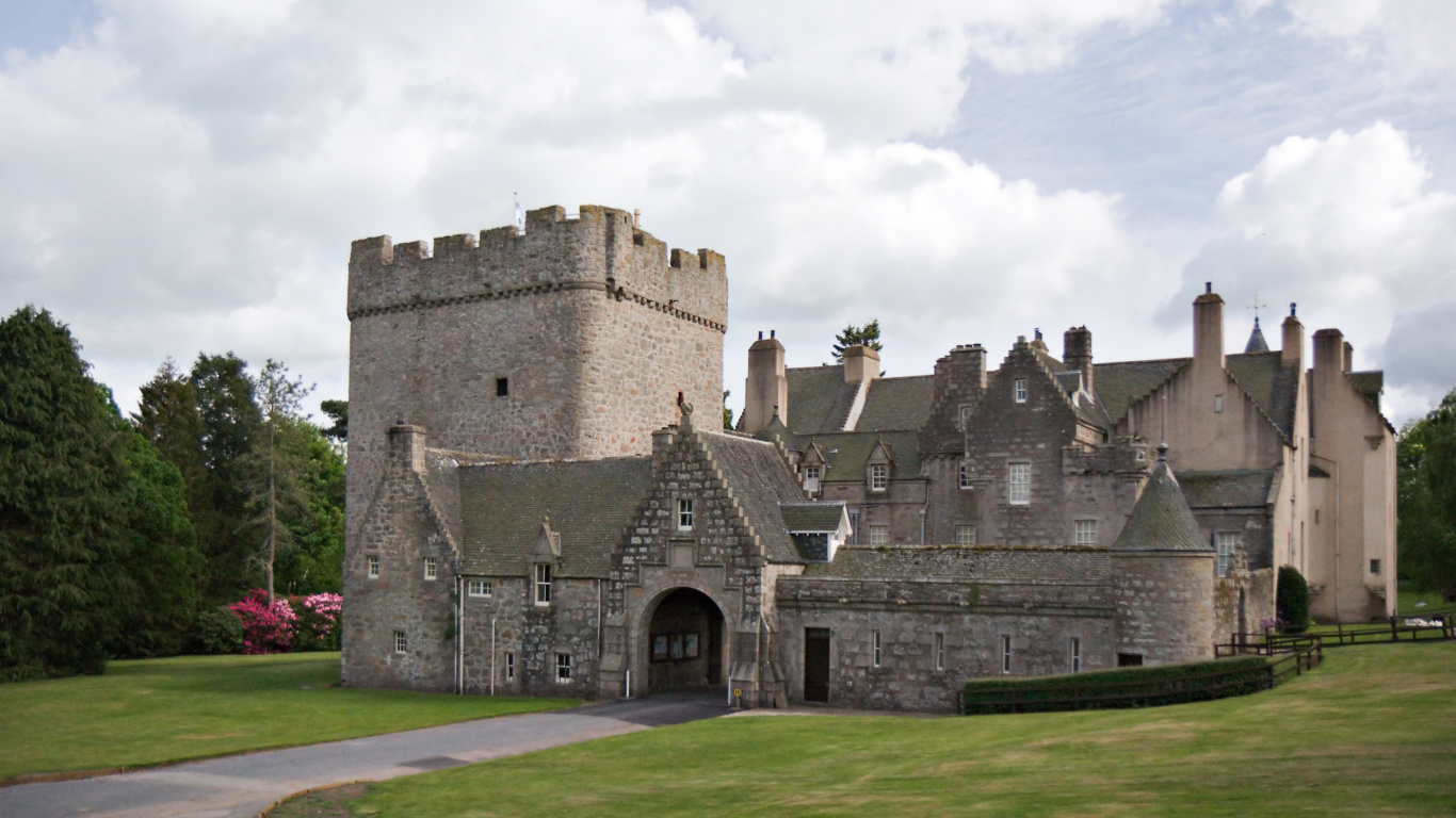 Gray Concrete Castle Under White Clouds During Daytime. Wallpaper in 1366x768 Resolution