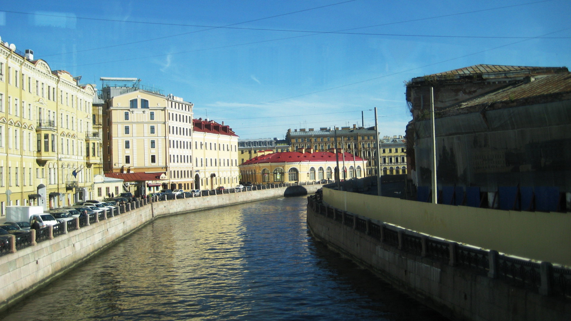 White and Brown Concrete Building Beside River Under Blue Sky During Daytime. Wallpaper in 1920x1080 Resolution