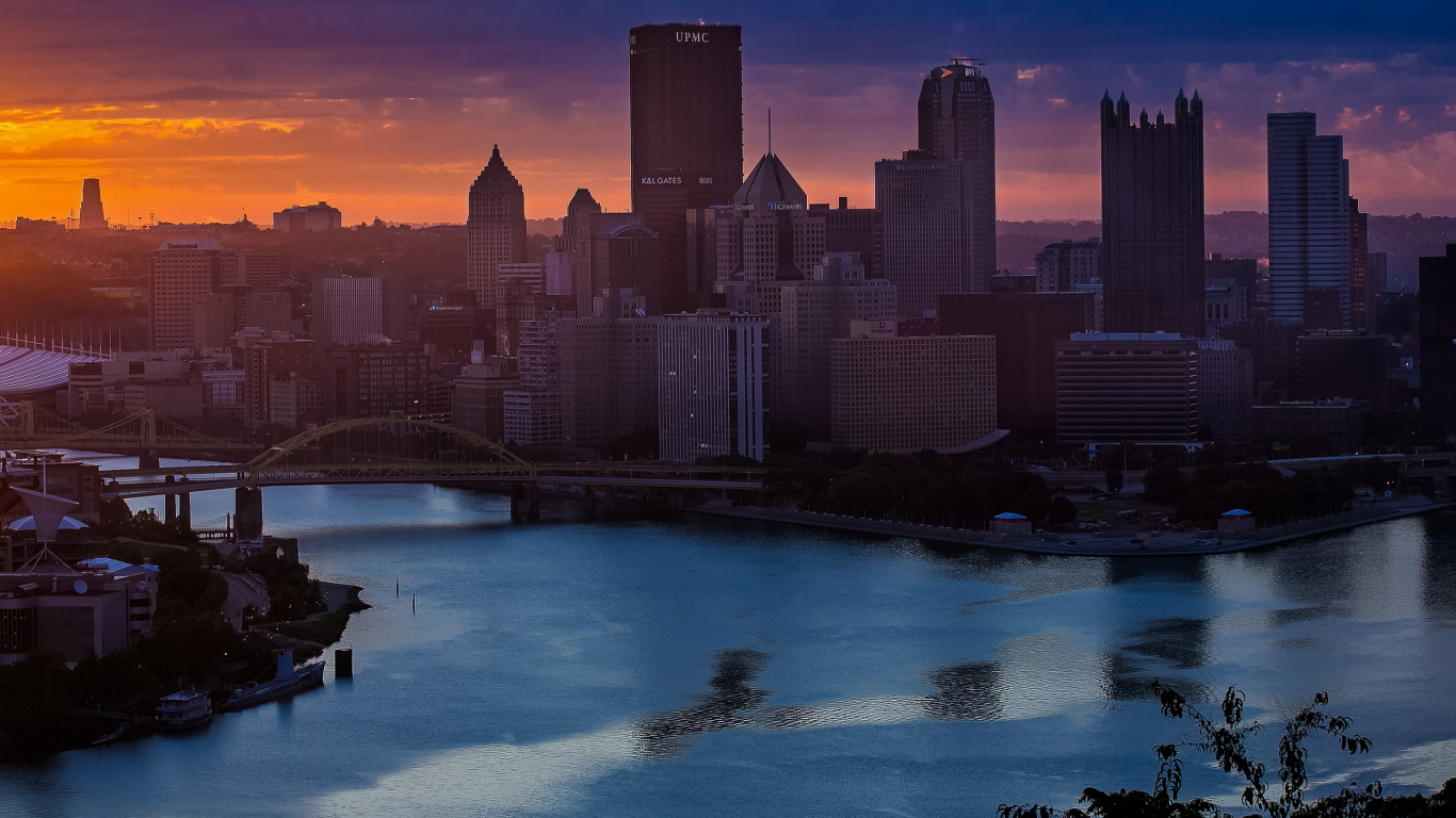 Immeubles de Grande Hauteur Près D'un Plan D'eau Pendant la Journée. Wallpaper in 1366x768 Resolution