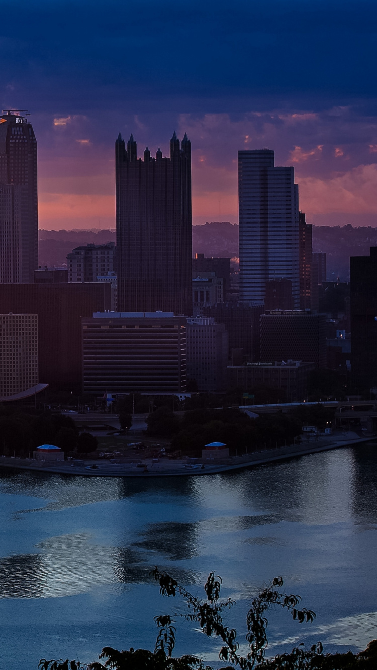 Hochhäuser in Der Nähe Von Gewässern Tagsüber. Wallpaper in 750x1334 Resolution