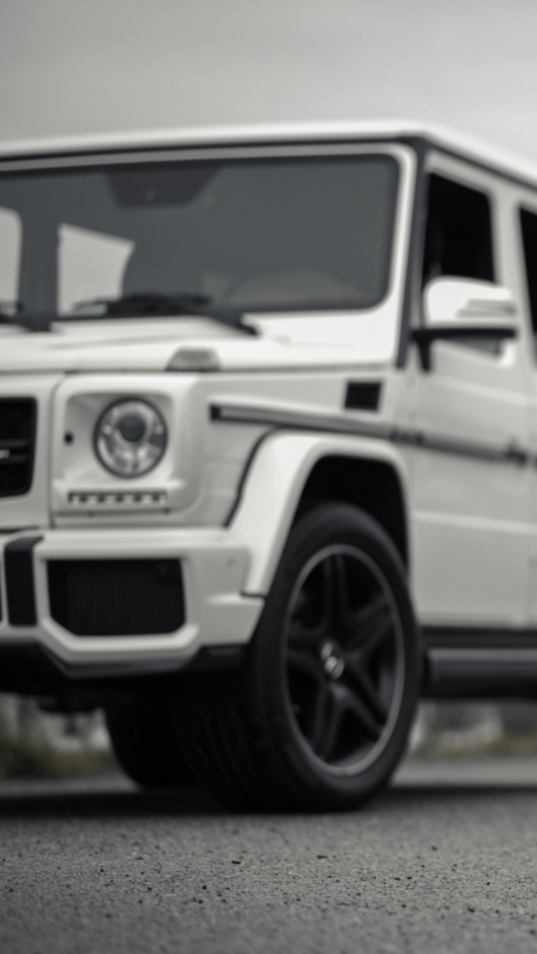 Foto en Escala de Grises de Suv en la Carretera. Wallpaper in 1080x1920 Resolution