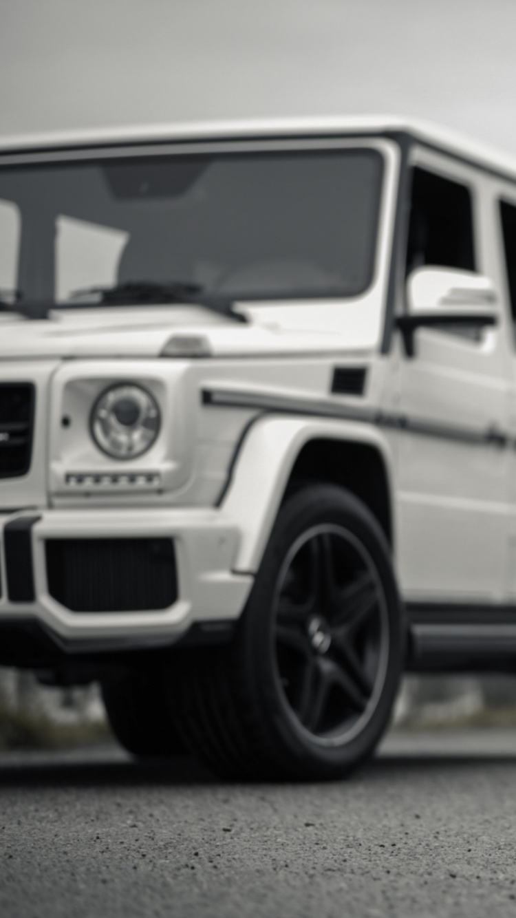 Foto en Escala de Grises de Suv en la Carretera. Wallpaper in 750x1334 Resolution