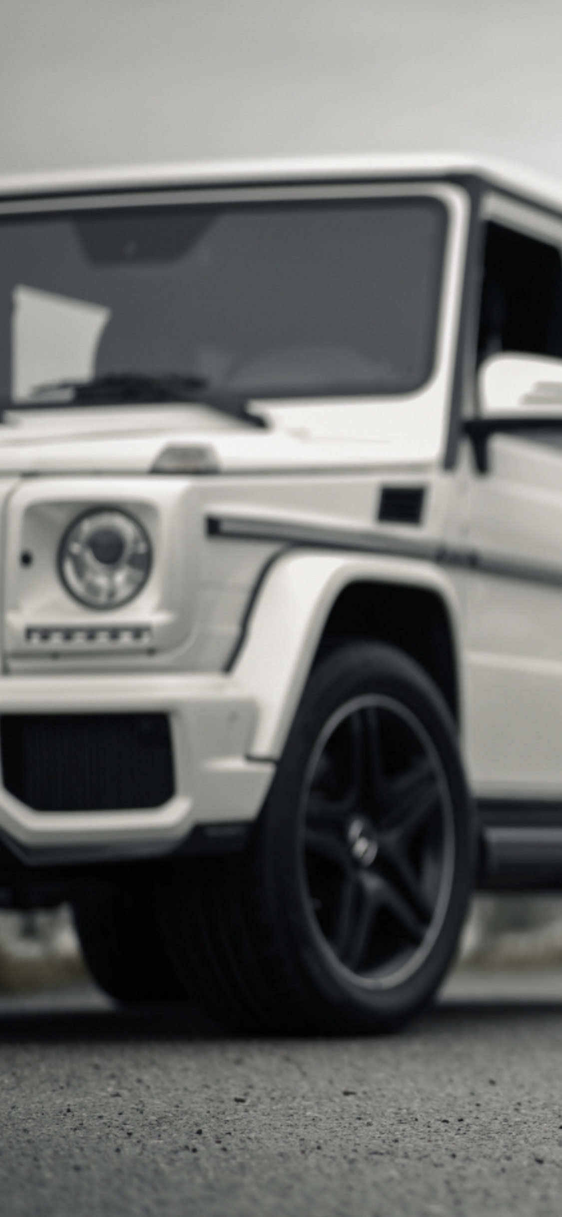 Photo en Niveaux de Gris de Suv Sur Route. Wallpaper in 1125x2436 Resolution