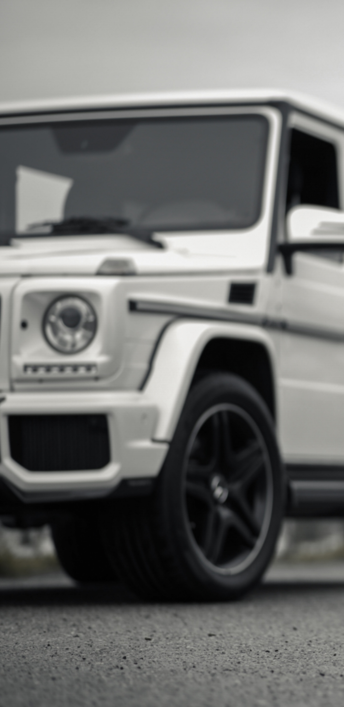 Photo en Niveaux de Gris de Suv Sur Route. Wallpaper in 1440x2960 Resolution