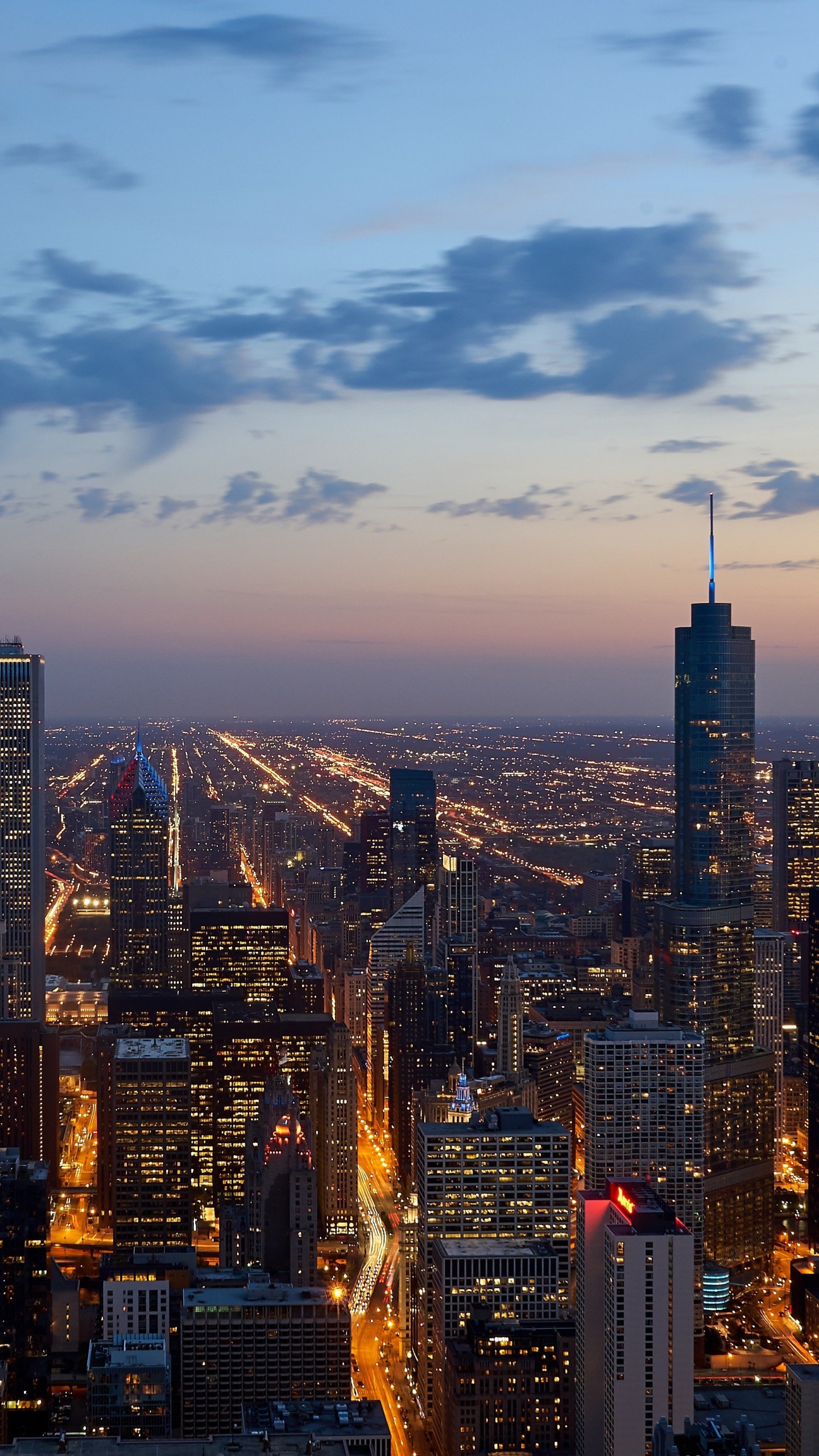 Skyline Der Stadt Unter Blauem Himmel Während Der Nacht. Wallpaper in 1440x2560 Resolution