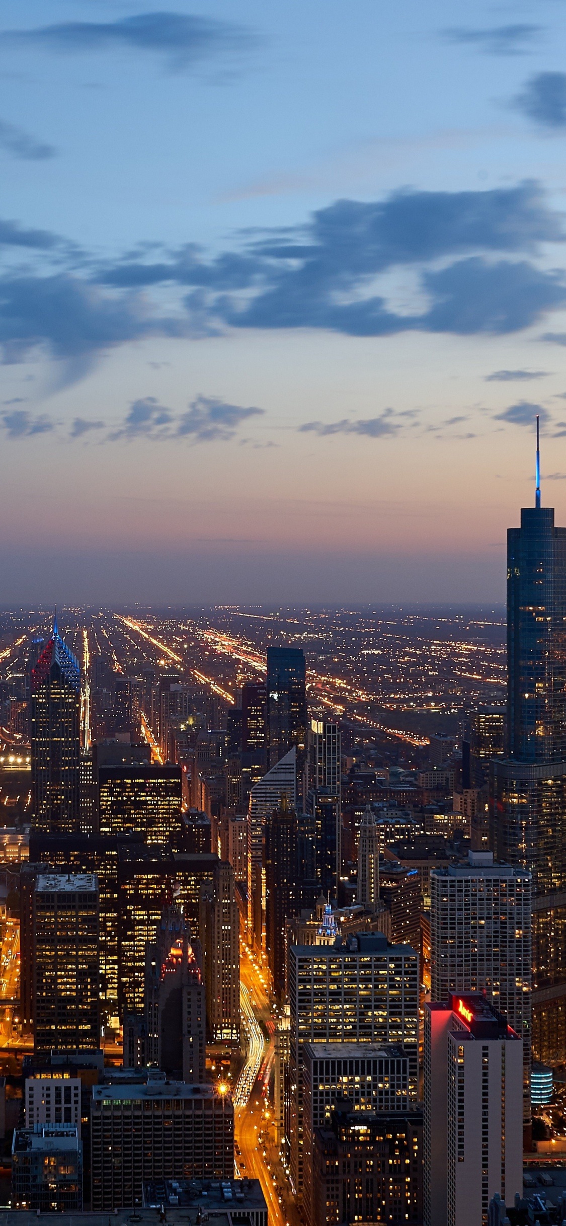 Horizon de la Ville Sous le Ciel Bleu Pendant la Nuit. Wallpaper in 1125x2436 Resolution