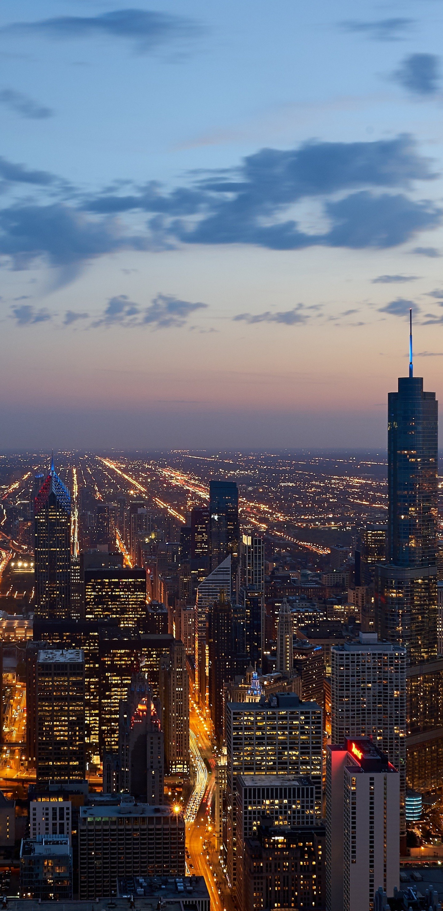Horizon de la Ville Sous le Ciel Bleu Pendant la Nuit. Wallpaper in 1440x2960 Resolution