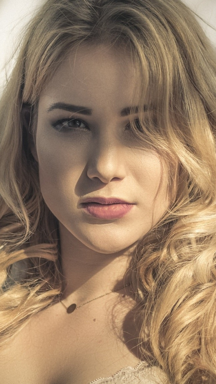 Belleza, Modelo, Rubia, el Pelo Largo, Señora. Wallpaper in 750x1334 Resolution