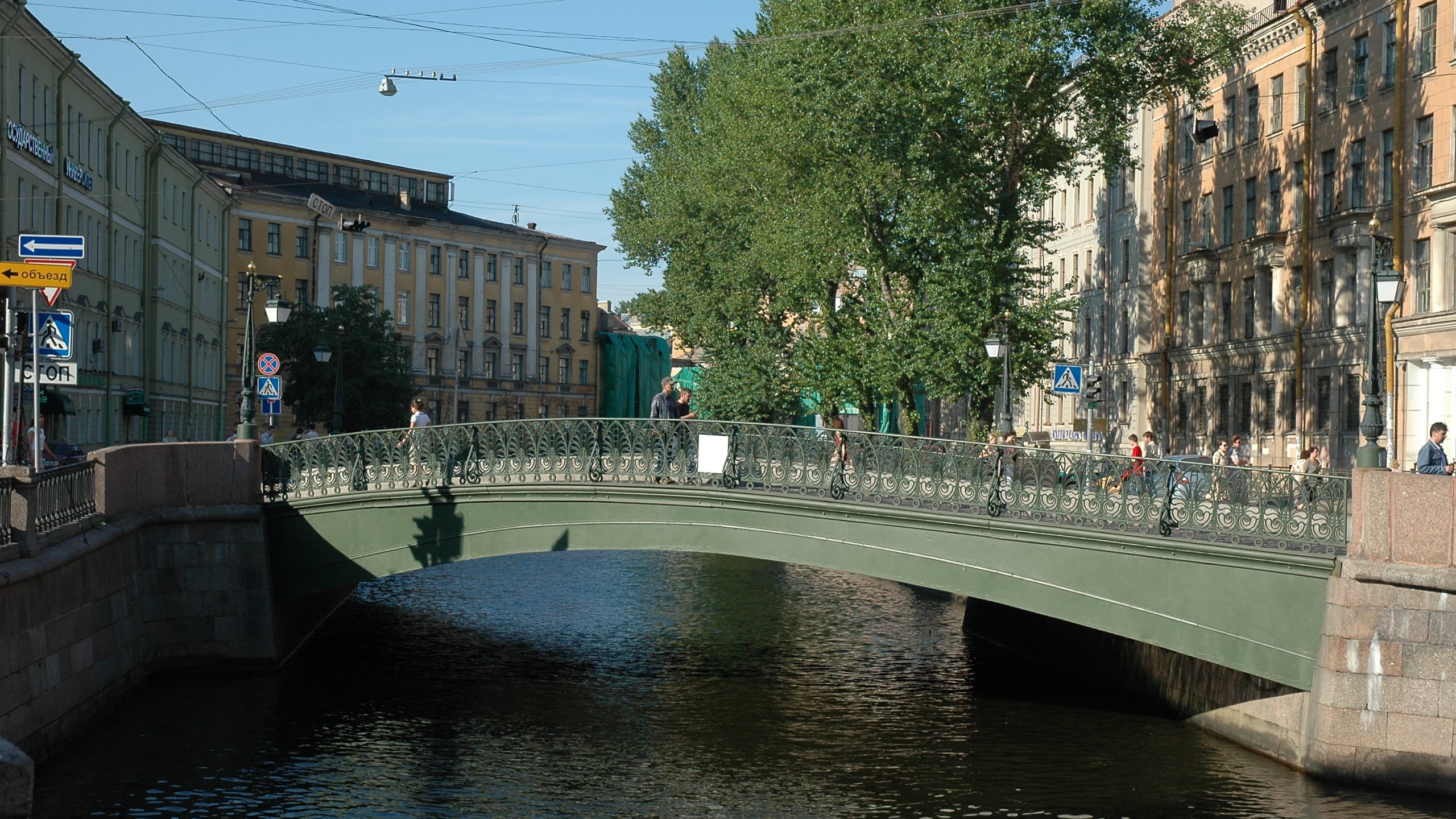 Gente Caminando en el Puente Sobre el Río Durante el Día. Wallpaper in 2560x1440 Resolution