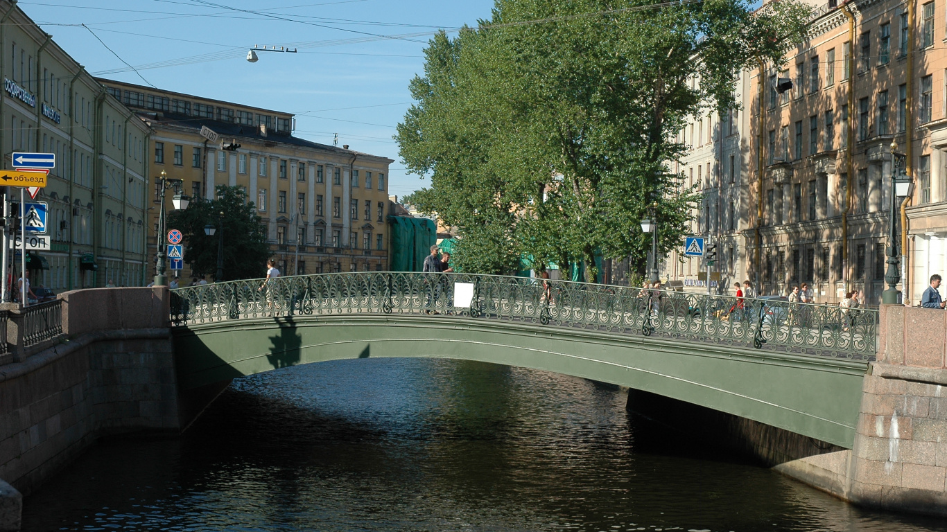 Personnes Marchant Sur le Pont Au-dessus de la Rivière Pendant la Journée. Wallpaper in 1366x768 Resolution