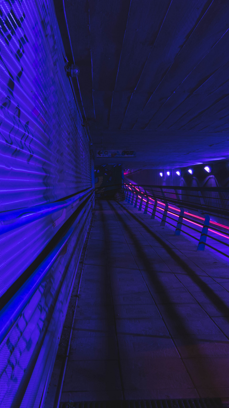 Luz Azul en el Túnel Durante la Noche. Wallpaper in 750x1334 Resolution