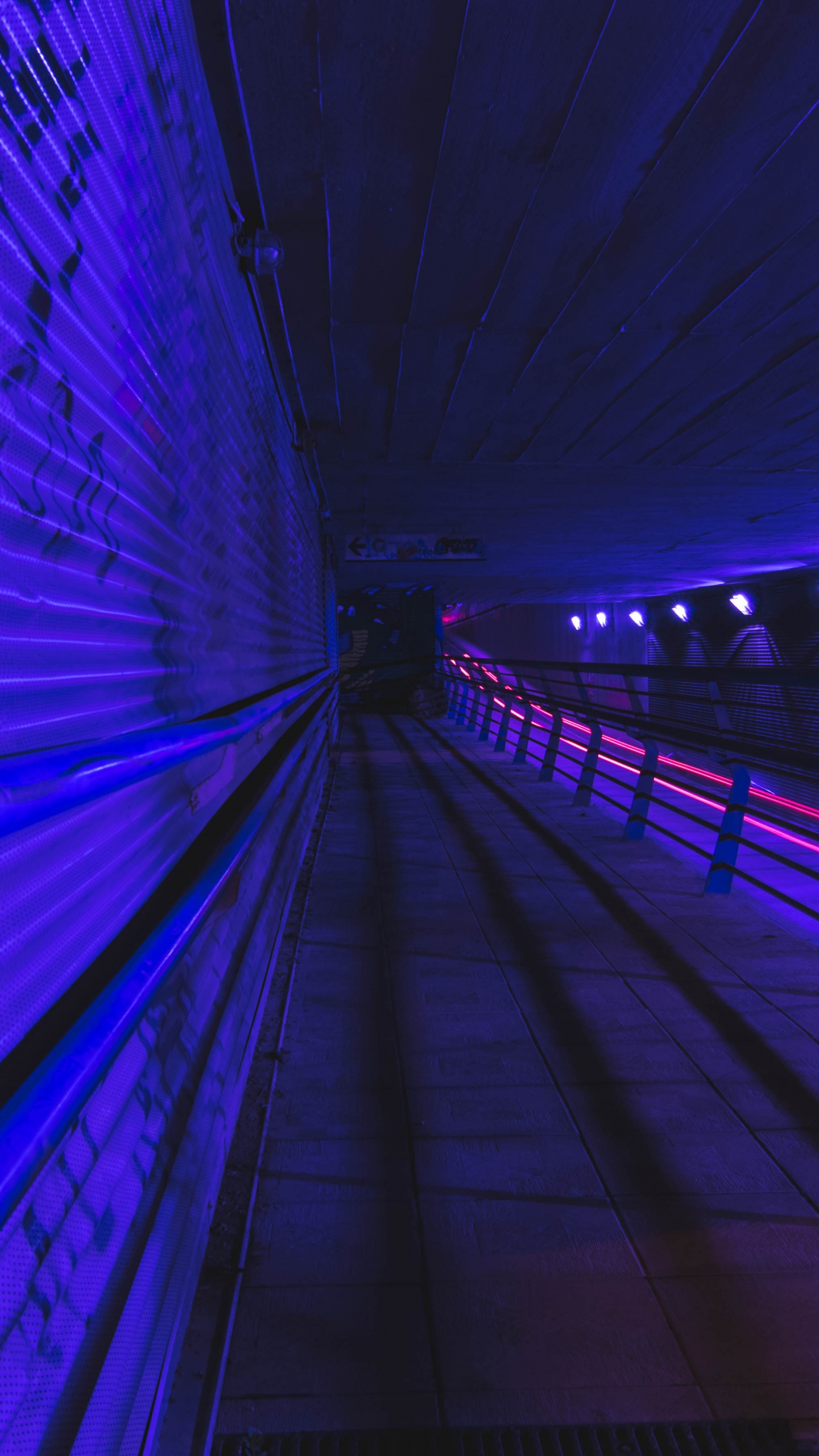 Lumière Bleue Sur le Tunnel Pendant la Nuit. Wallpaper in 1440x2560 Resolution