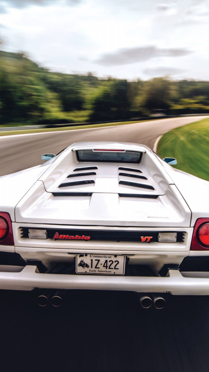 Bmw m 3 Blanc Sur Route Pendant la Journée. Wallpaper in 720x1280 Resolution