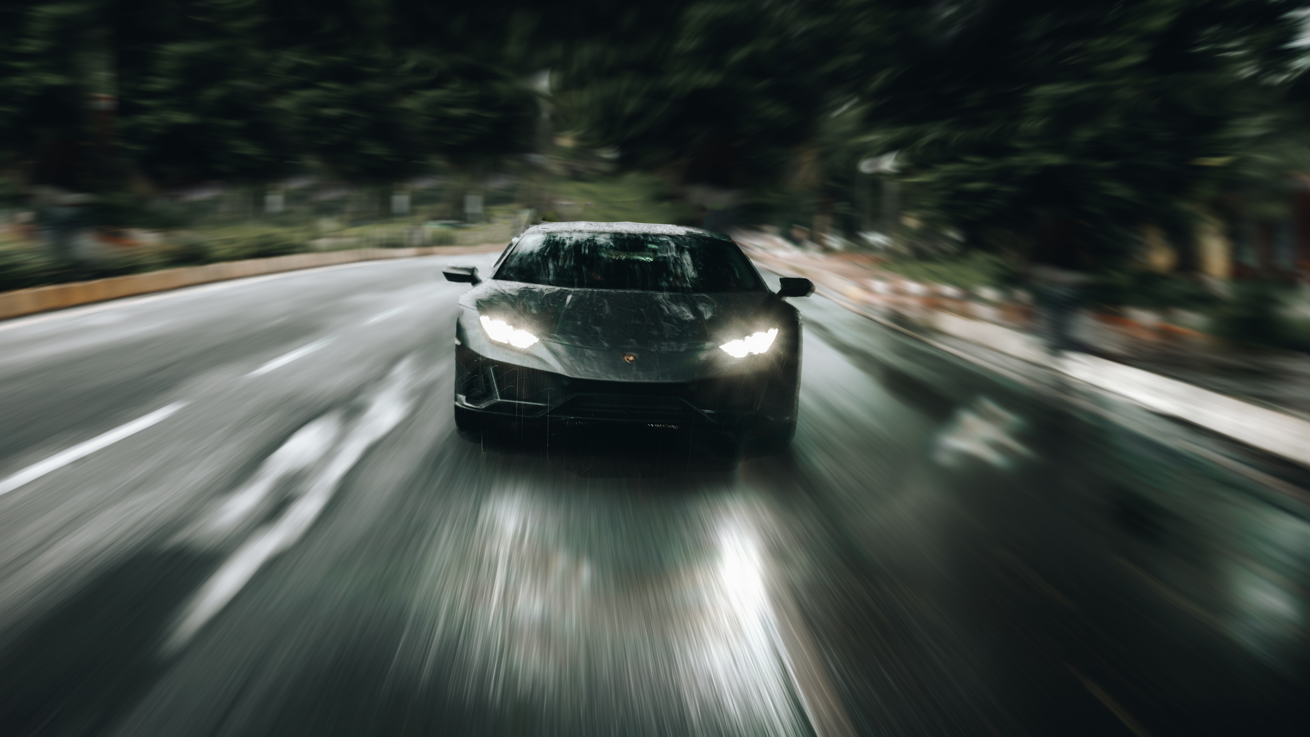 Coche Negro en la Carretera Durante el Día. Wallpaper in 2560x1440 Resolution