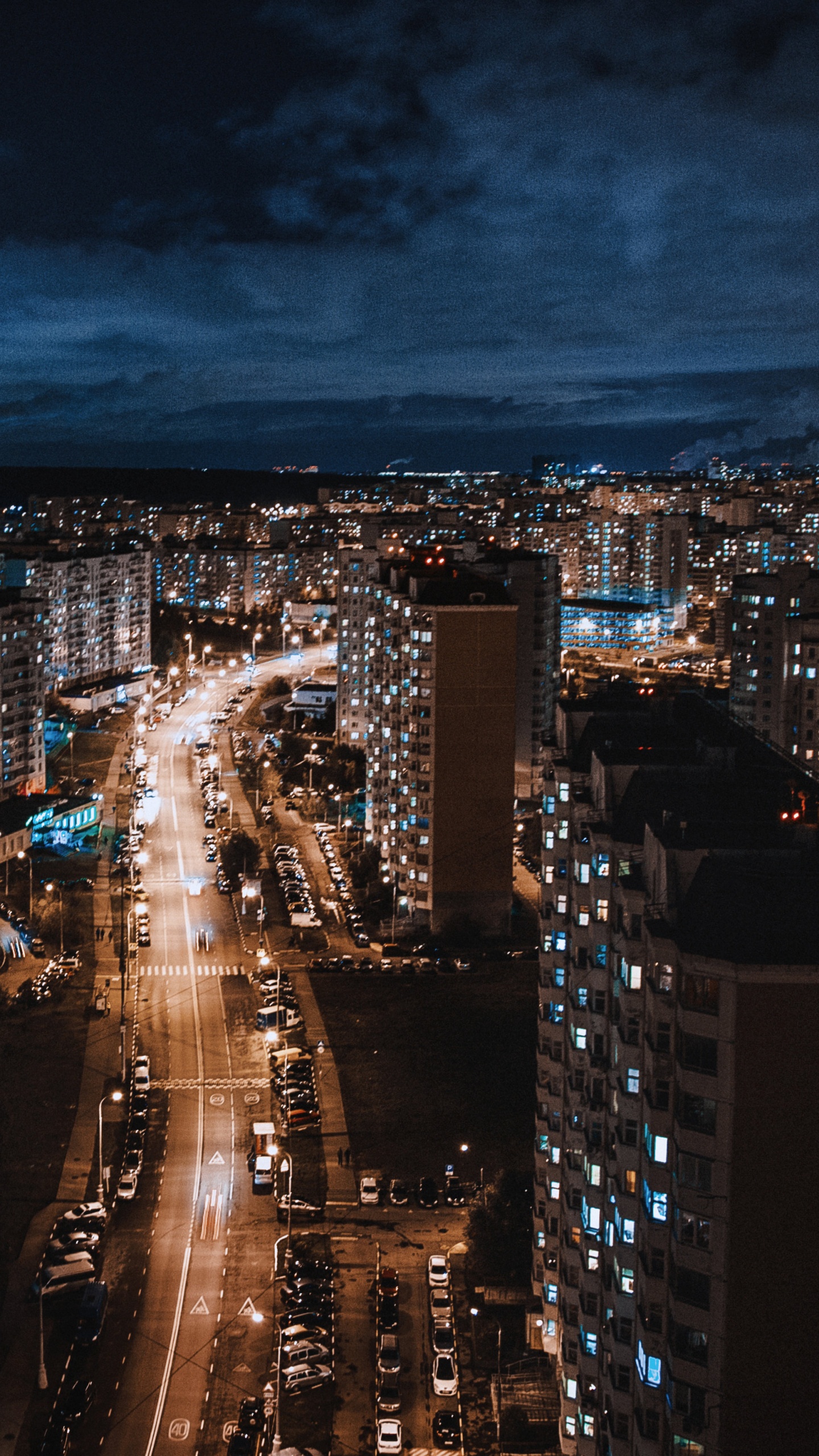 Horizonte de la Ciudad Durante la Noche. Wallpaper in 1440x2560 Resolution