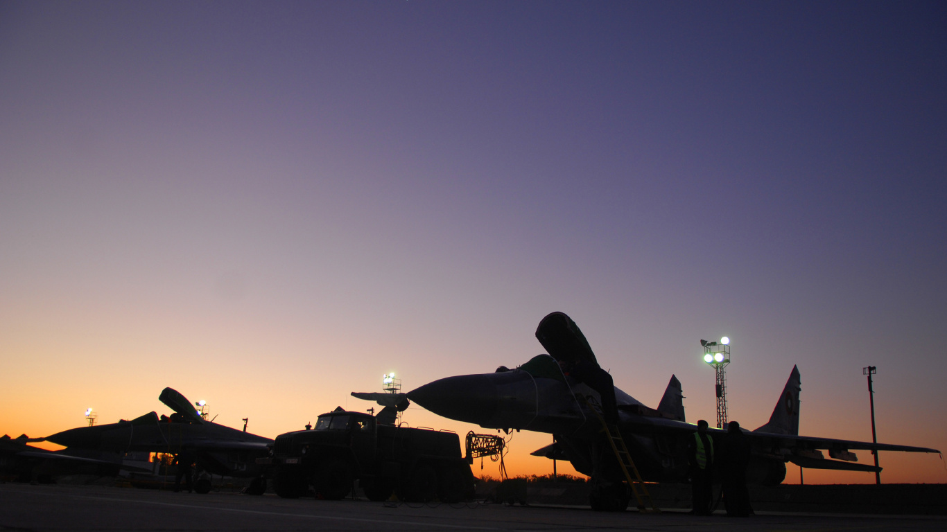 Avion de Chasse Noir et Jaune Dans le Ciel Pendant la Nuit. Wallpaper in 1366x768 Resolution