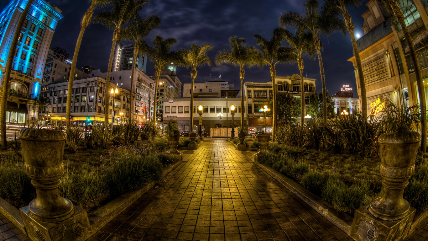 Edificio de Hormigón Marrón y Blanco Cerca de Árboles Verdes Durante la Noche. Wallpaper in 1366x768 Resolution