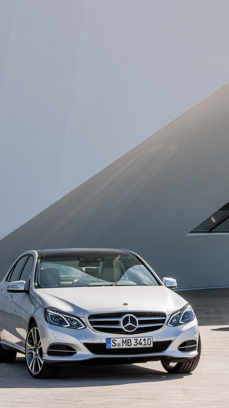 Rot Und Weiß Bmw m 3. Wallpaper in 750x1334 Resolution