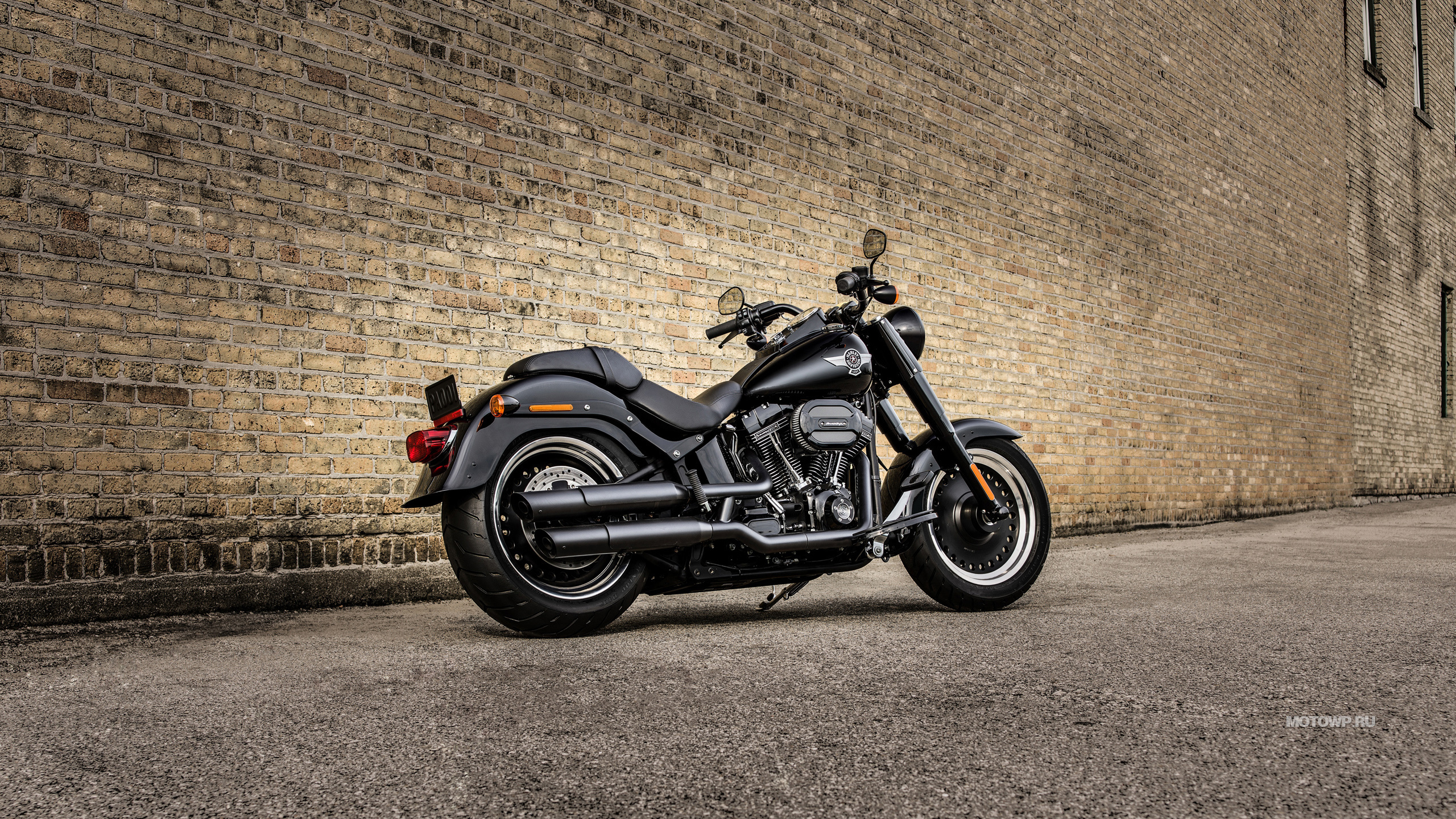 Schwarz-silbernes Cruiser-Motorrad. Wallpaper in 2560x1440 Resolution