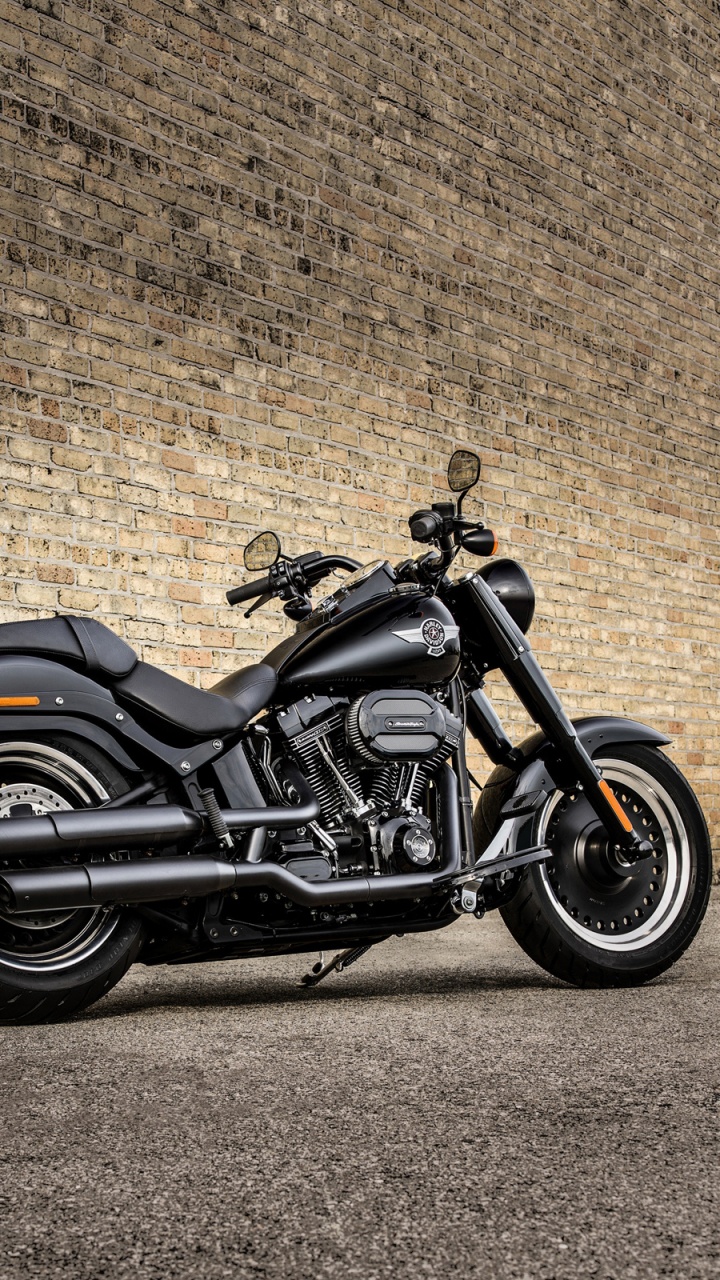 Motocicleta Cruiser Negra y Plateada. Wallpaper in 720x1280 Resolution