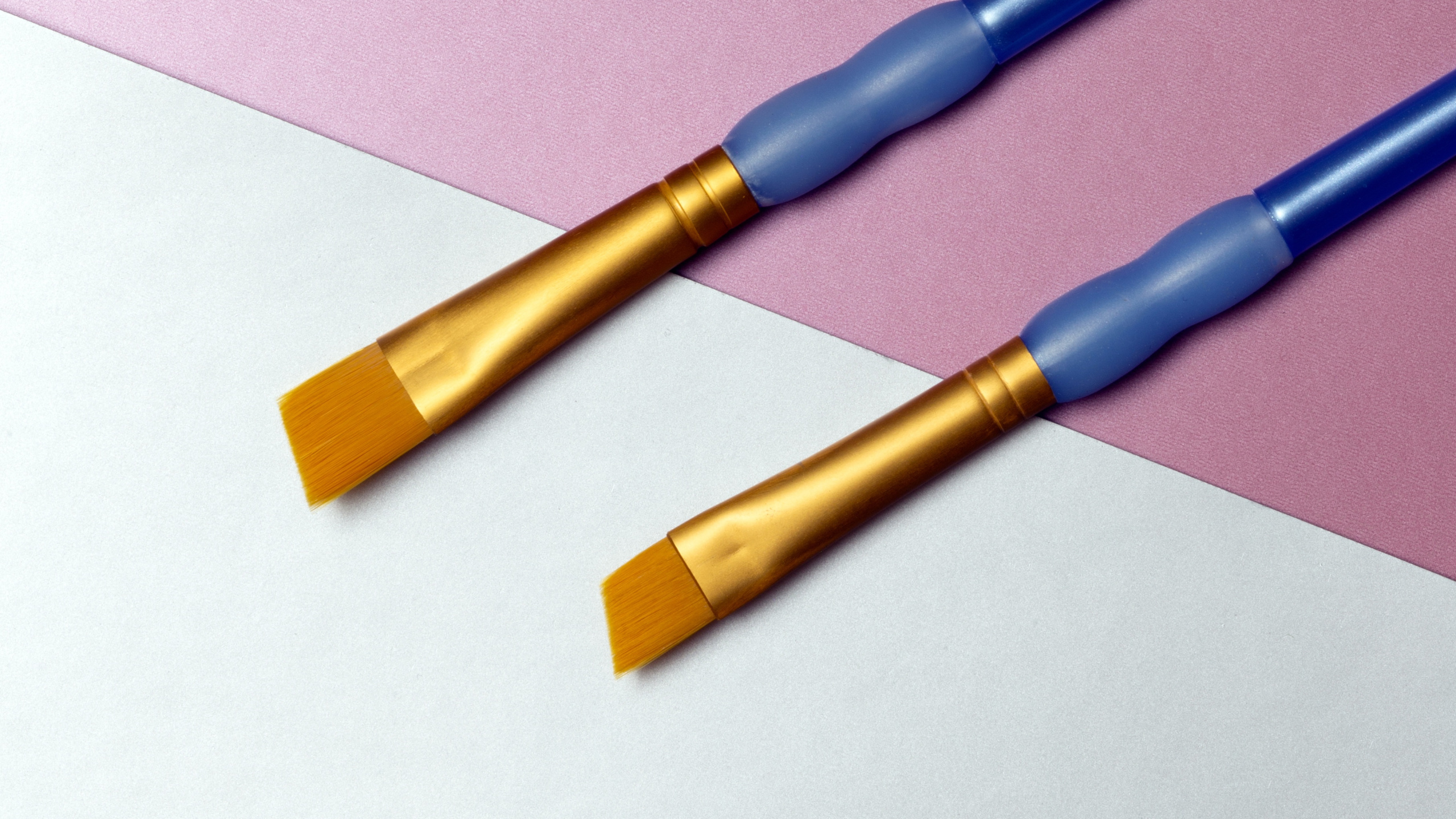 Blaues Und Braunes Holzhandwerkzeug. Wallpaper in 2560x1440 Resolution