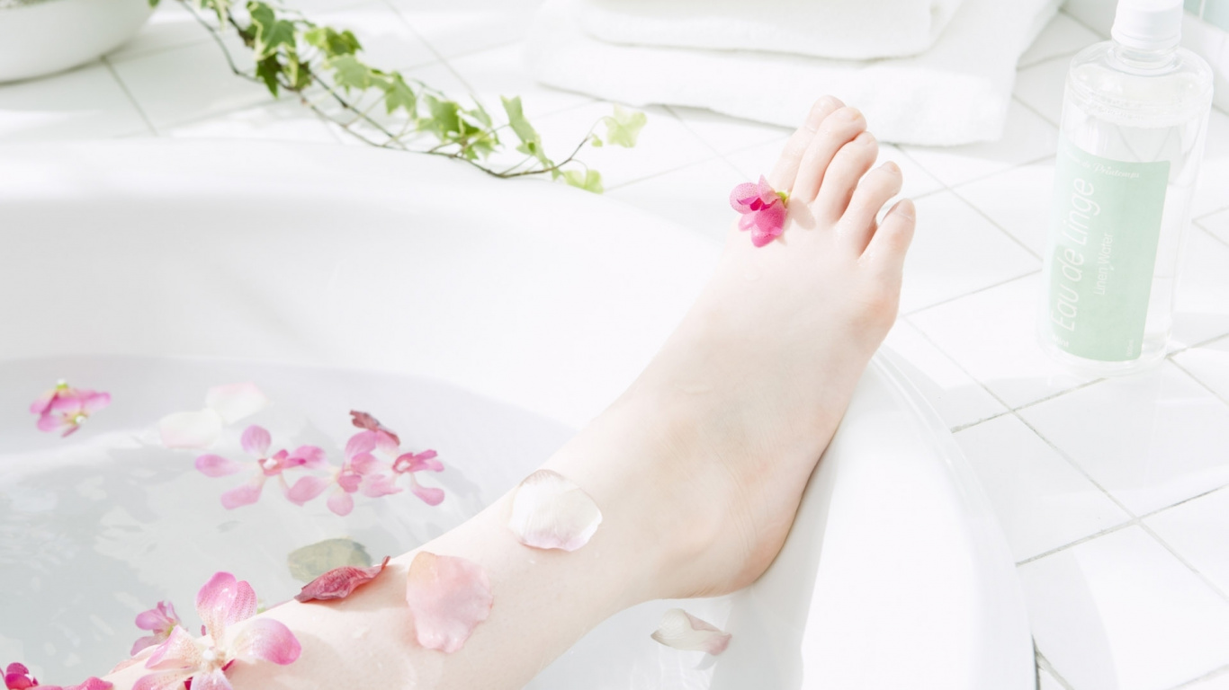Person With Red Pedicure on White Bathtub. Wallpaper in 1366x768 Resolution