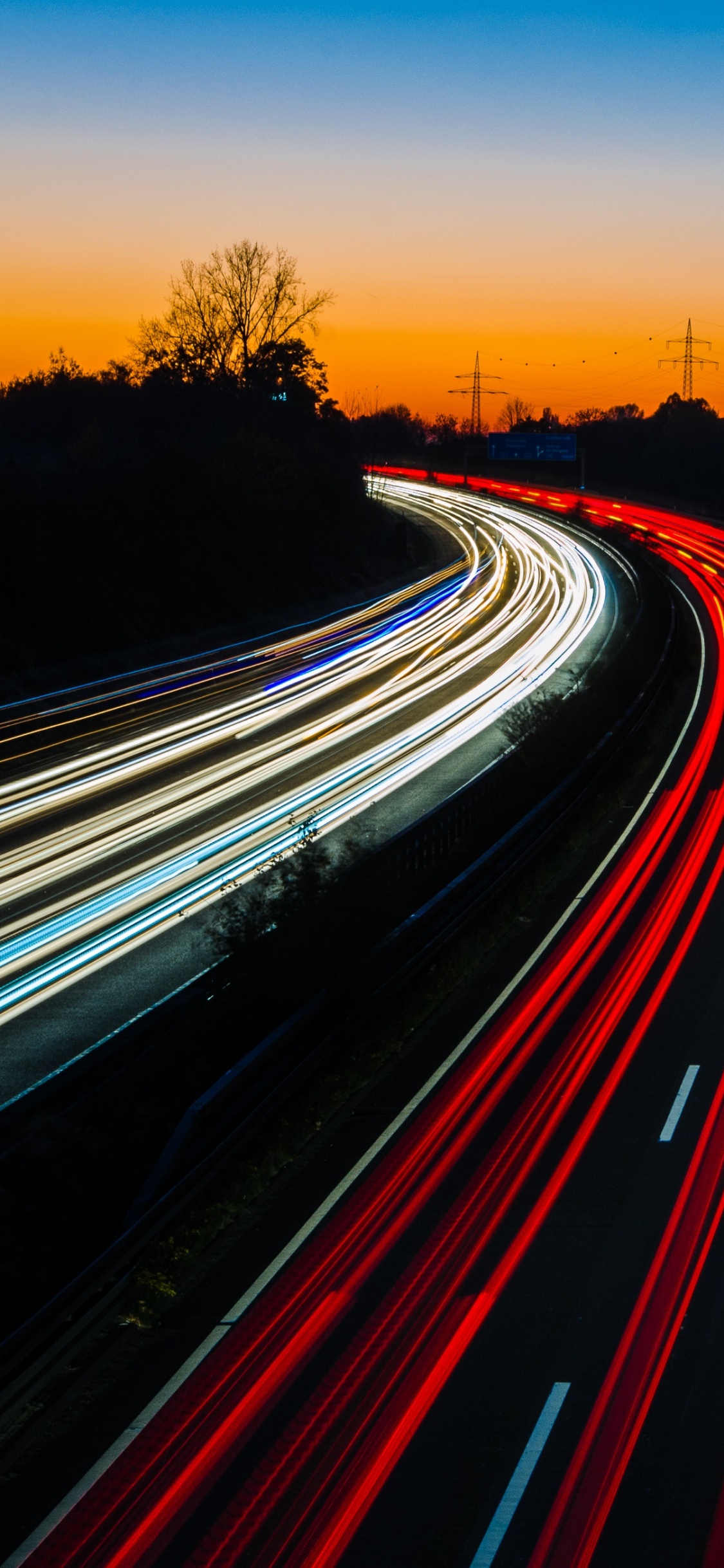 Photographie en Accéléré de Voitures Sur Route Pendant le Coucher du Soleil. Wallpaper in 1125x2436 Resolution