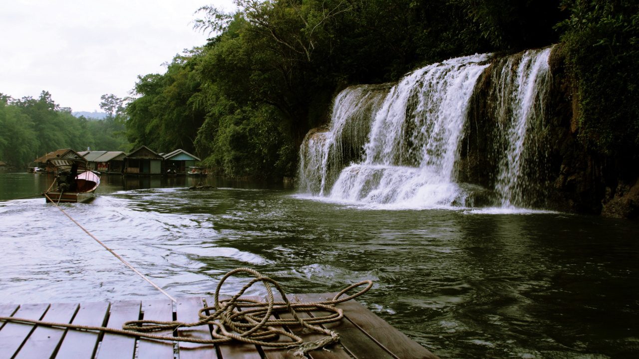 Braunes Holzboot Auf Dem Wasser in Der Nähe Von Grünen Bäumen Tagsüber. Wallpaper in 1280x720 Resolution
