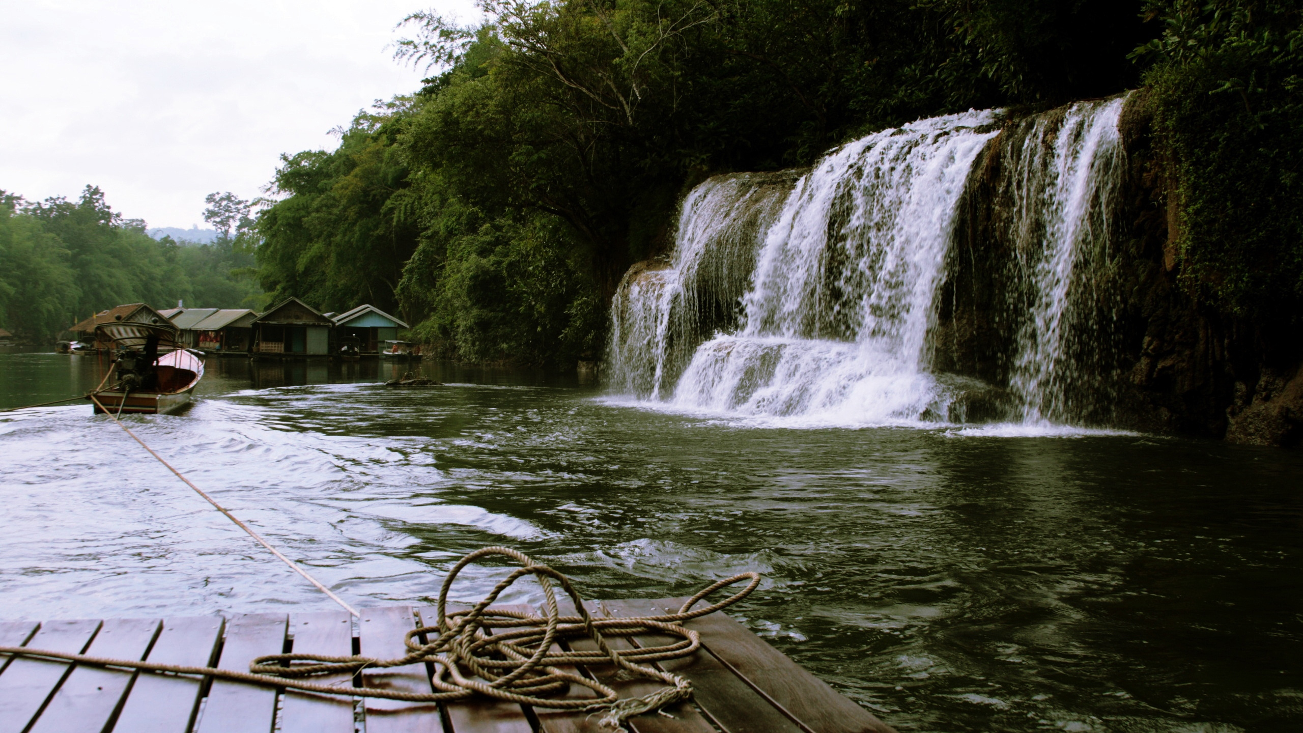 Brown Wooden Boat on Water Near Green Trees During Daytime. Wallpaper in 2560x1440 Resolution