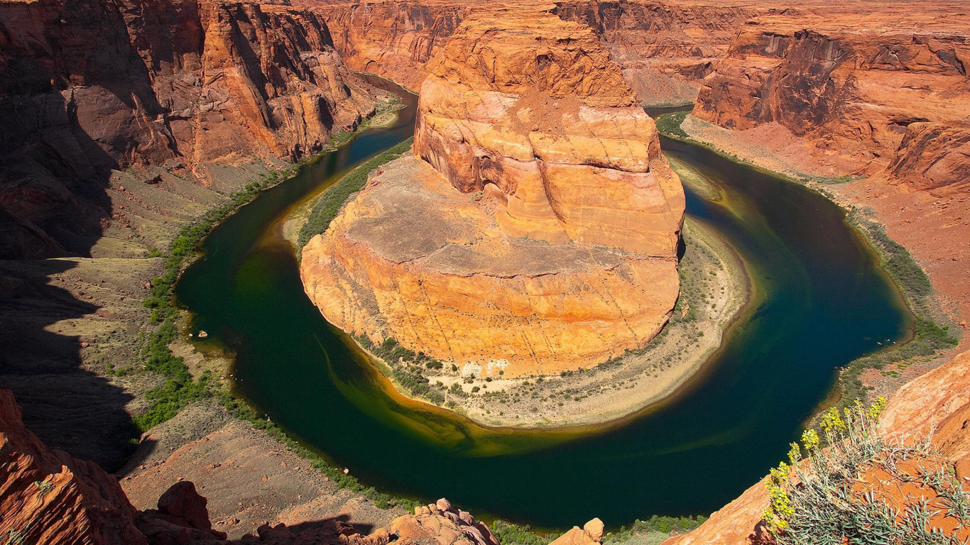 Brown Rock Formation Near Green River During Daytime. Wallpaper in 1366x768 Resolution